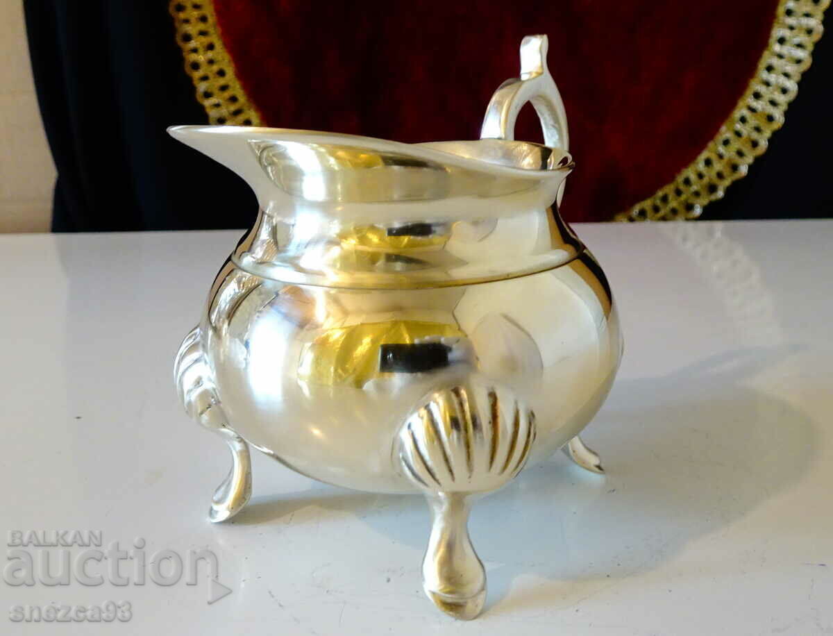 Δημοπρασία Αγγλική μπρούτζινη κανάτα, γαλατιέρα, κόσμημα Δημοπρασία Αγγλική μπρούτζινη κανάτα, γαλατιέρα, κόσμημα