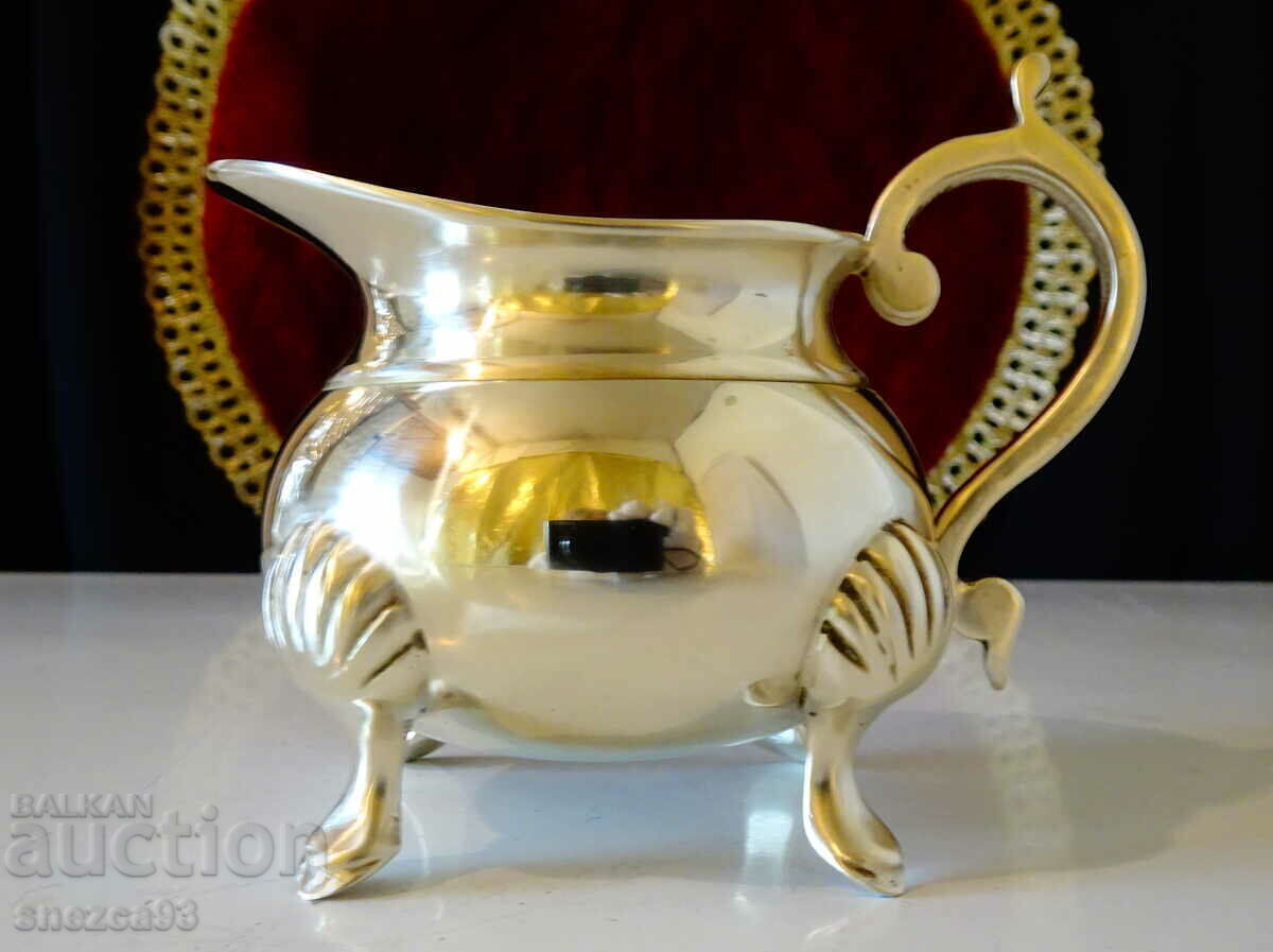 Παράδοση Αγγλική μπρούτζινη κανάτα, γαλατιέρα, κόσμημα Παράδοση Αγγλική μπρούτζινη κανάτα, γαλατιέρα, κόσμημα