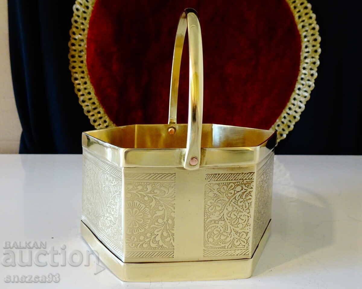 Bronze candy box with the most beautiful embossed flowers with price 29.00 BGN | € 14.83 Bronze candy box with the most beautiful embossed flowers with price 29.00 BGN | € 14.83