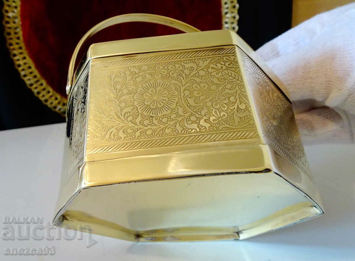 Delivery of Bronze candy box with the most beautiful embossed flowers Delivery of Bronze candy box with the most beautiful embossed flowers