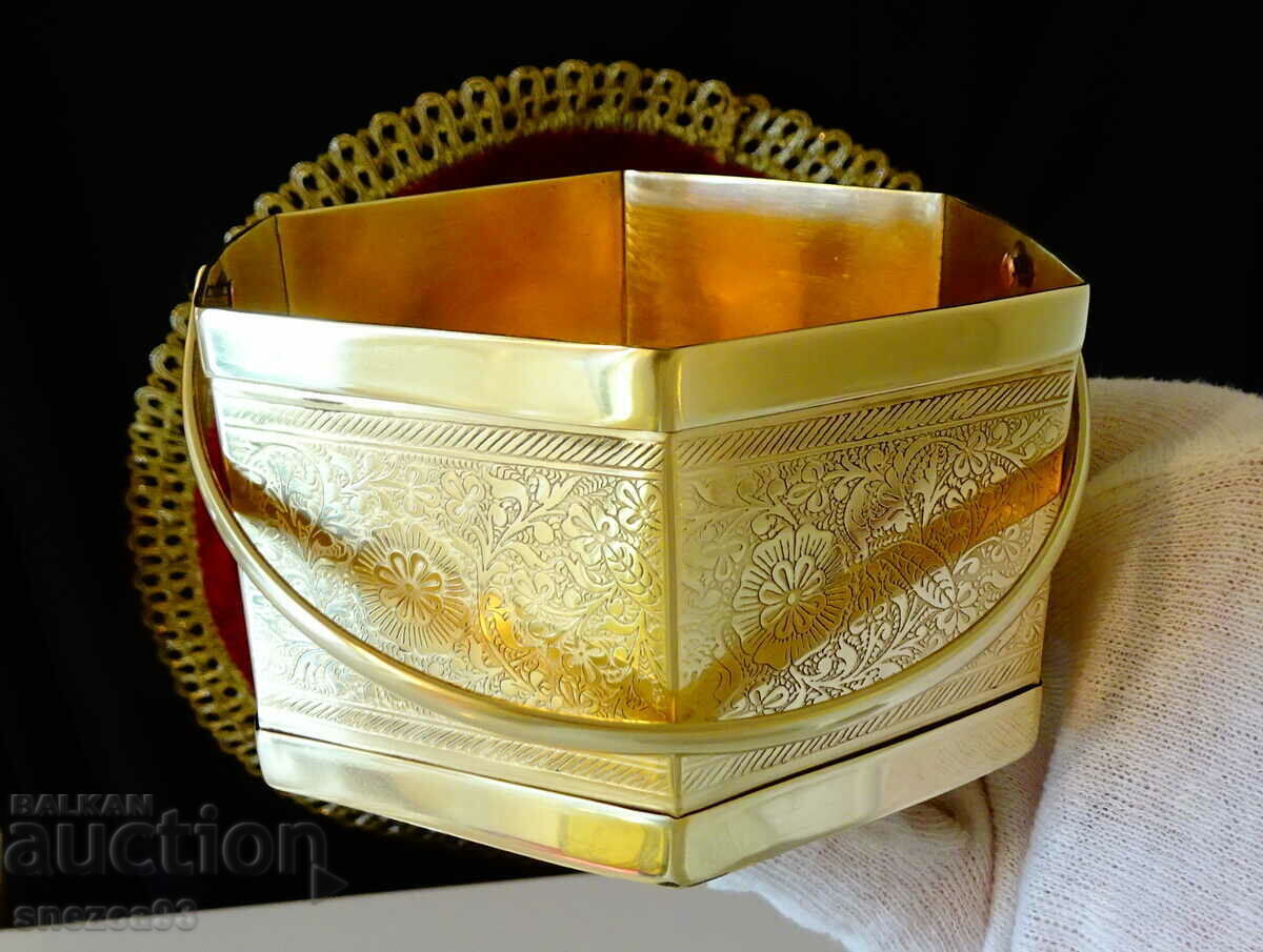 Bronze candy box with the most beautiful embossed flowers - 7 Bronze candy box with the most beautiful embossed flowers - 7