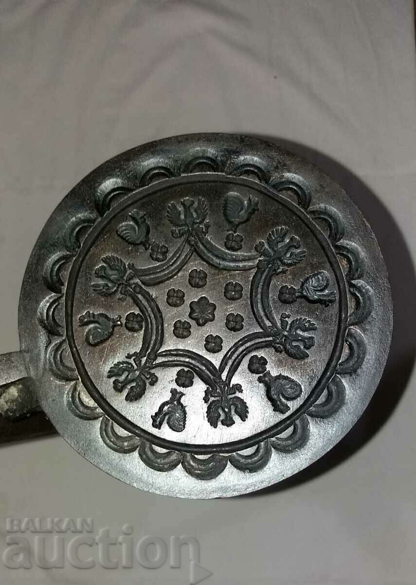 Старинен луксозен,голям,метален уред гофретник--1906год. с цена 165.00 лв. | € 84.36 Старинен луксозен,голям,метален уред гофретник--1906год. с цена 165.00 лв. | € 84.36