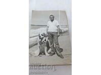Foto Bărbat cu câine San Belnar cu multe medalii