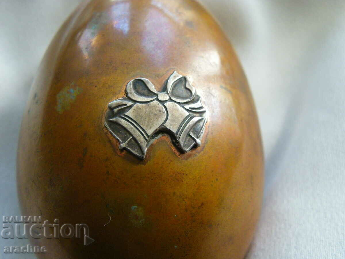 Delivery of Old Greek Easter Egg