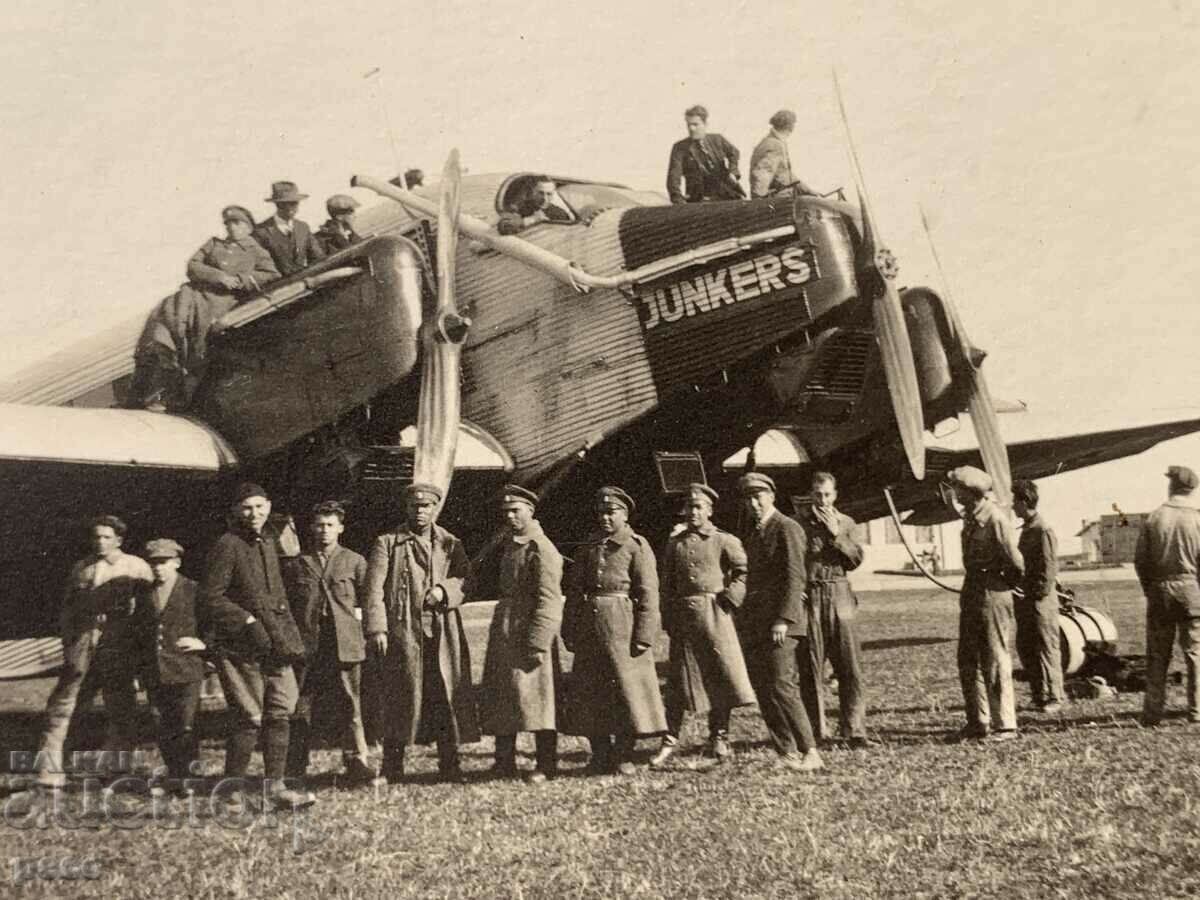 Самолет Юнкерс Военни Авиомеханици стара снимка