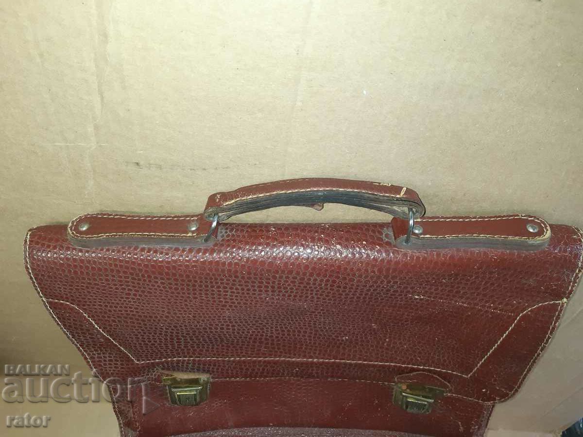Delivery of Very old leather bag, genuine leather Delivery of Very old leather bag, genuine leather