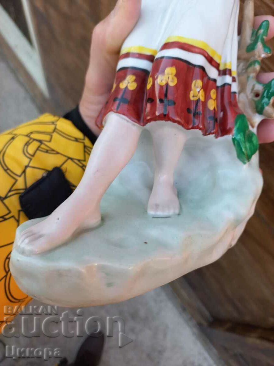 Auction RUSSIAN PORCELAIN FIGURE STATUE Auction RUSSIAN PORCELAIN FIGURE STATUE