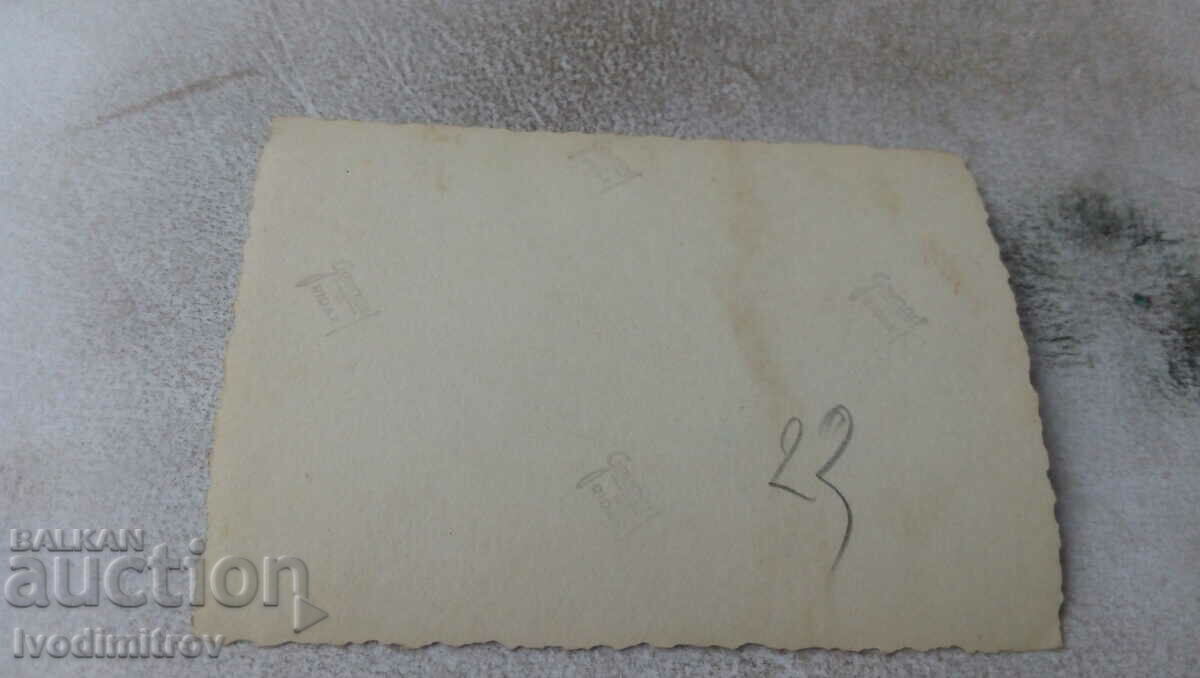 Φωτογραφία Άνδρες και γυναίκες δίπλα σε έναν αρχαίο τοίχο με τιμή 0.75 BGN | € 0.38 Φωτογραφία Άνδρες και γυναίκες δίπλα σε έναν αρχαίο τοίχο με τιμή 0.75 BGN | € 0.38