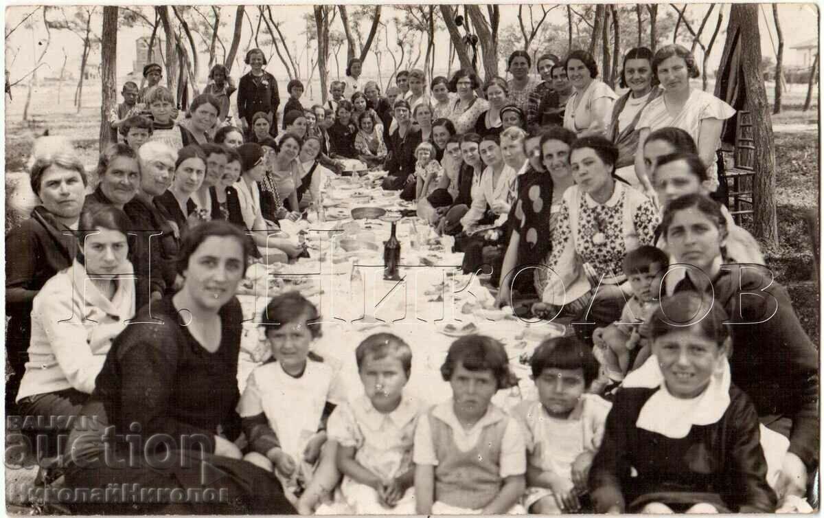 OLD PHOTO SHIPKOVO FAMILY HOLIDAY OUTDOOR TABLE G089