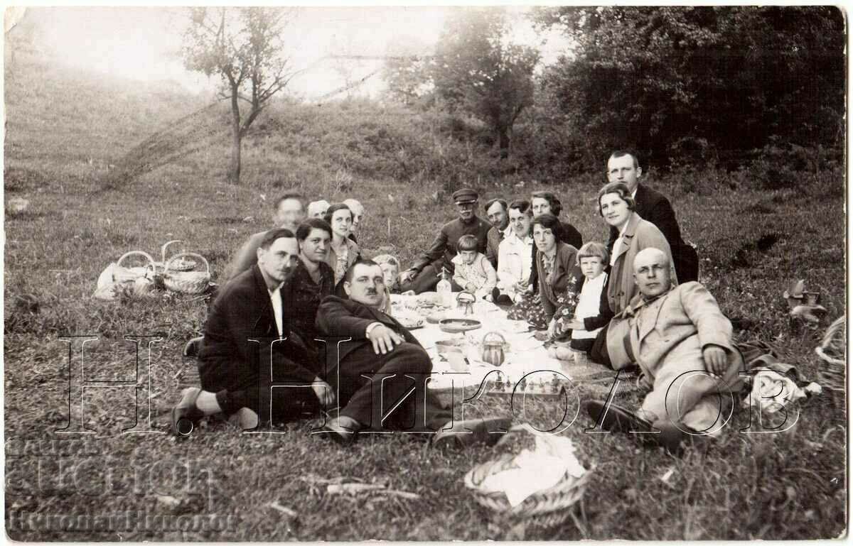 OLD PHOTO FAMILY HOLIDAY OUTDOOR TABLE G090 OLD PHOTO FAMILY HOLIDAY OUTDOOR TABLE G090