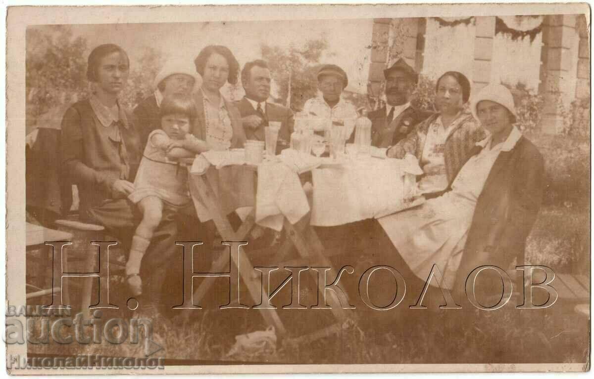OLD PHOTO FAMILY HOLIDAY OUTDOOR TABLE G091