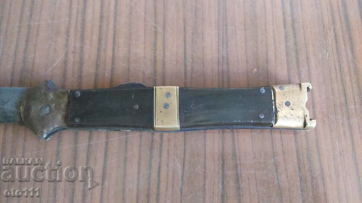 Delivery of OLD LARGE FOLDING HUNTING KNIFE - PAINTED BUFFALO HORN Delivery of OLD LARGE FOLDING HUNTING KNIFE - PAINTED BUFFALO HORN