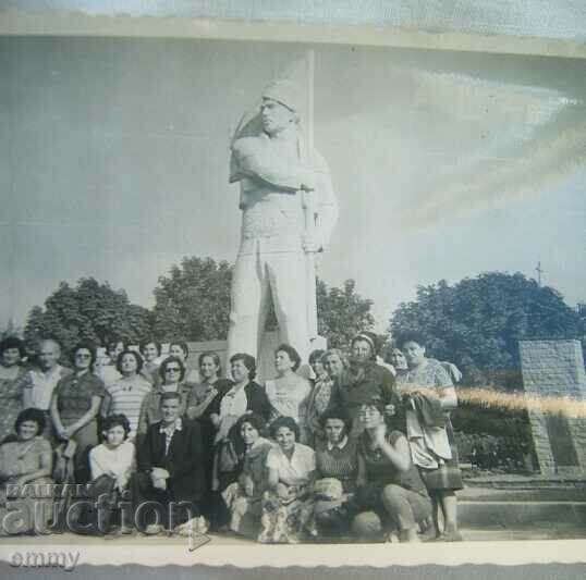 Φωτογραφία φωτογραφίας - Ταργκόβιστε, Μνημείο του σημαιοφόρου της Μποτεβάτα με τιμή 3.00 BGN | € 1.53