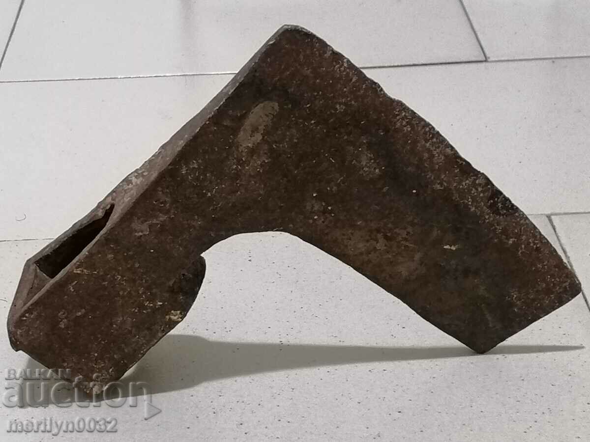 Auction An old ax, a hatchet, a pickup tower Auction An old ax, a hatchet, a pickup tower