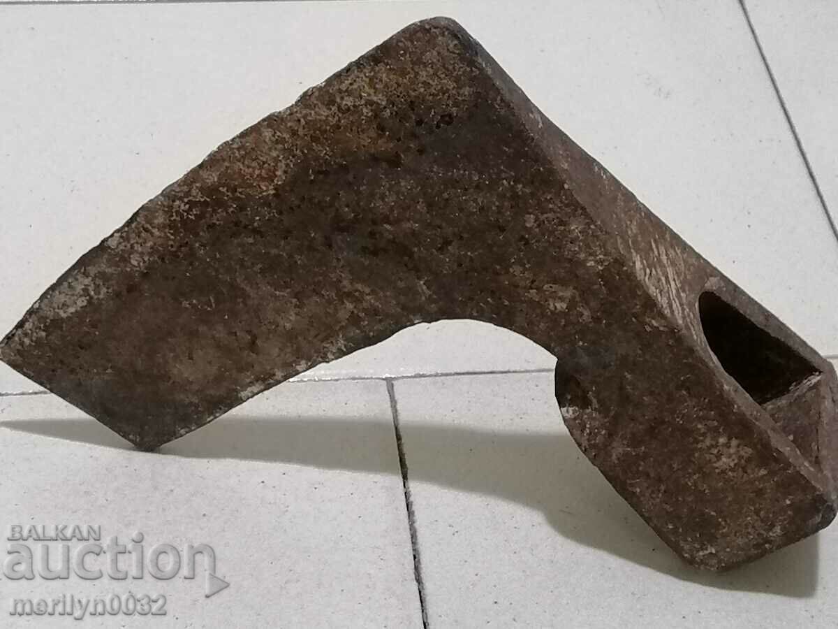 Delivery of An old ax, a hatchet, a pickup tower Delivery of An old ax, a hatchet, a pickup tower