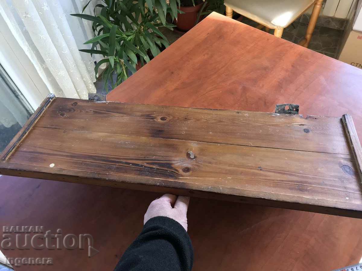 Livrarea Umeraș Umeraș PERETE LEMN ANTICH CU RAFT Livrarea Umeraș Umeraș PERETE LEMN ANTICH CU RAFT