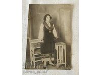 Fotografie de epocă cu o femeie în costum original de magazin