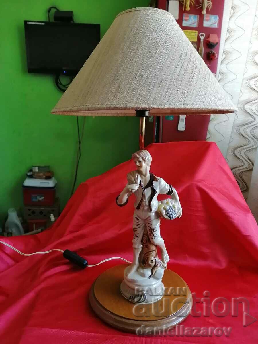 Veche lampă de masă franceză cu figurină din porțelan cu preț € 95.00 | 185.80 BGN Veche lampă de masă franceză cu figurină din porțelan cu preț € 95.00 | 185.80 BGN