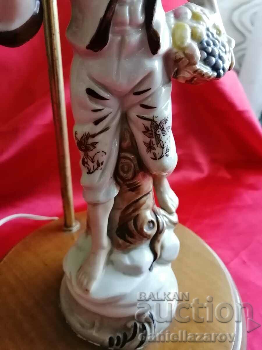 Licitație Veche lampă de masă franceză cu figurină din porțelan Licitație Veche lampă de masă franceză cu figurină din porțelan