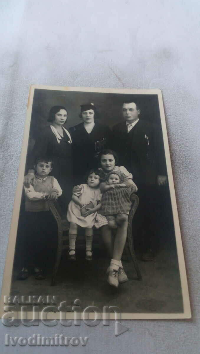 Foto Bărbat două femei și copii