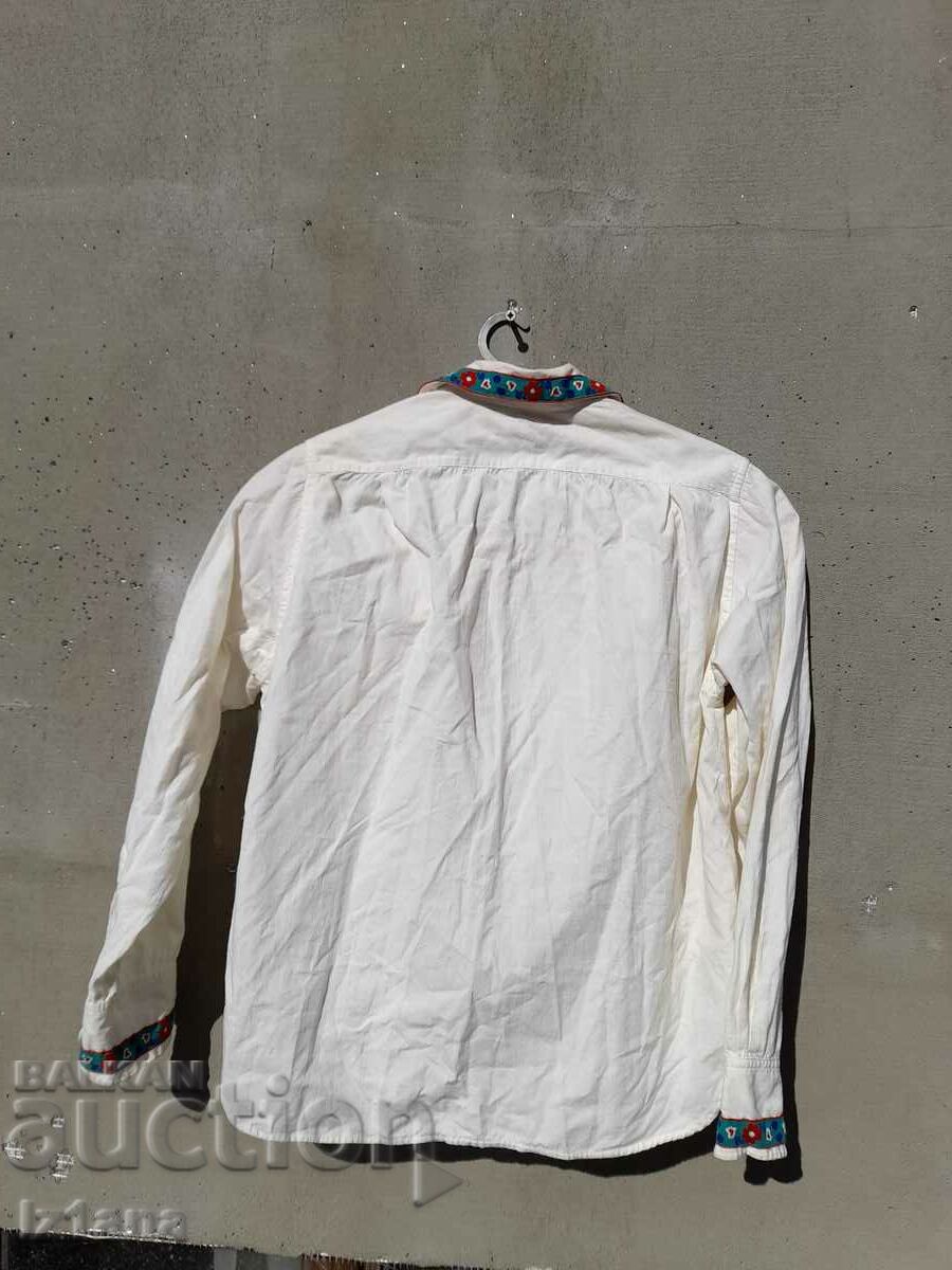 Delivery of Old children's ethnic shirt Delivery of Old children's ethnic shirt