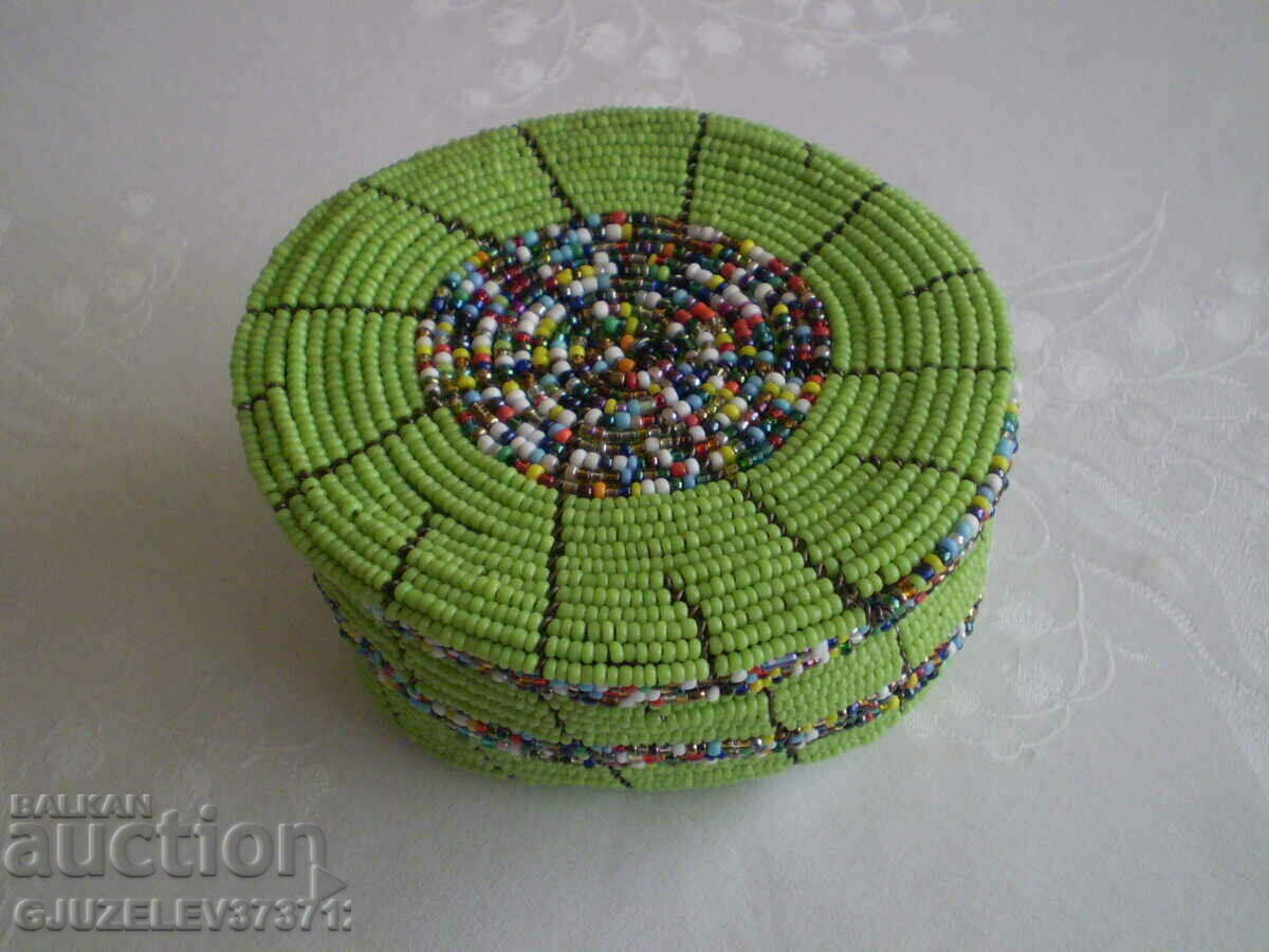 Cutie de bijuterii realizata manual din margele multicolore cu preț 49.00 BGN | € 25.05 Cutie de bijuterii realizata manual din margele multicolore cu preț 49.00 BGN | € 25.05