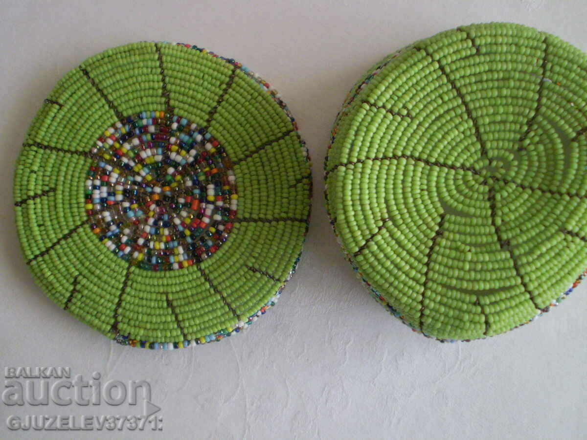 Livrarea Cutie de bijuterii realizata manual din margele multicolore Livrarea Cutie de bijuterii realizata manual din margele multicolore