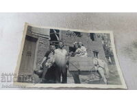 Снимка Троян Мъж жена и две момичета на бял кон на улицата