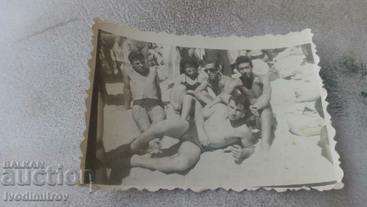 Photo Four men and a woman on the beach