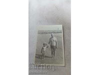 Снимка Мъж и малко момченце на брега на морето
