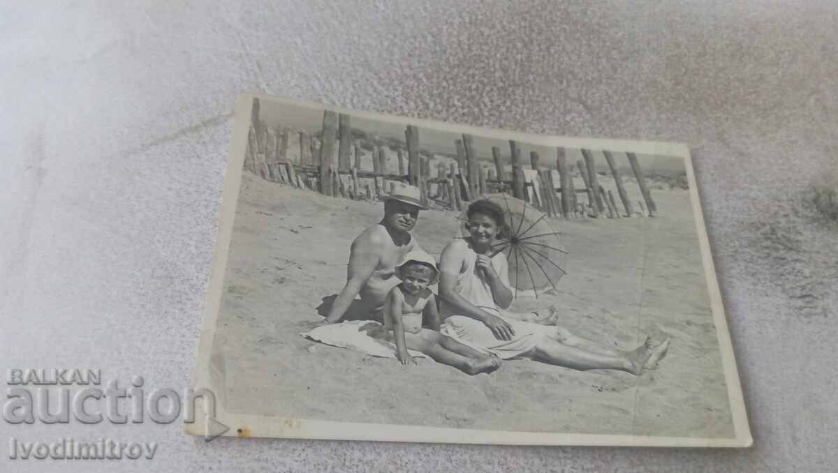 Φωτογραφία Άνδρας γυναίκα και αγοράκι στην παραλία