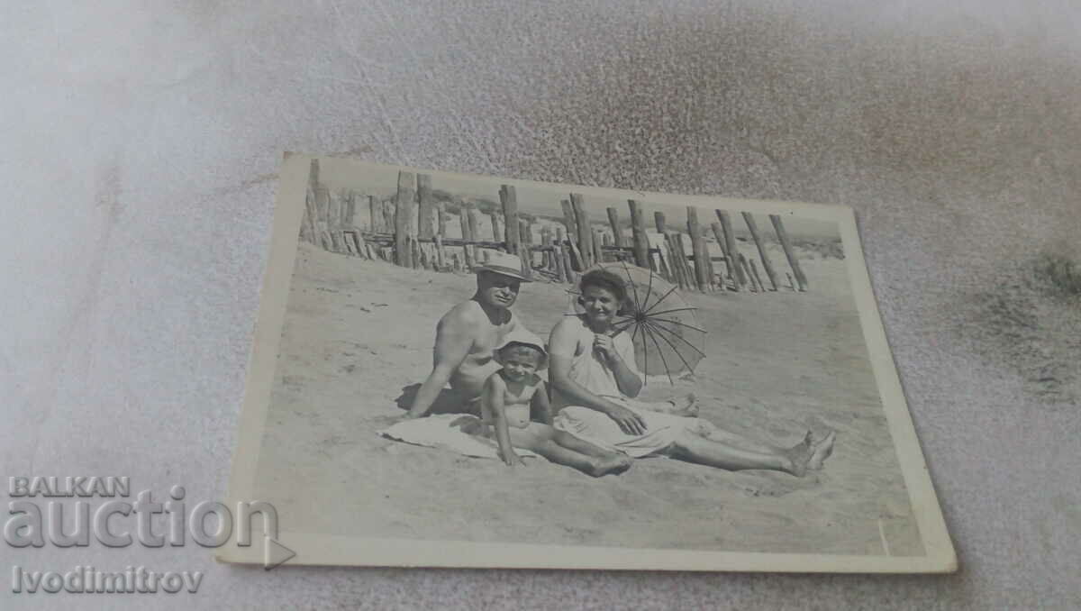 Fotografie Bărbat femeie și băiețel pe plajă