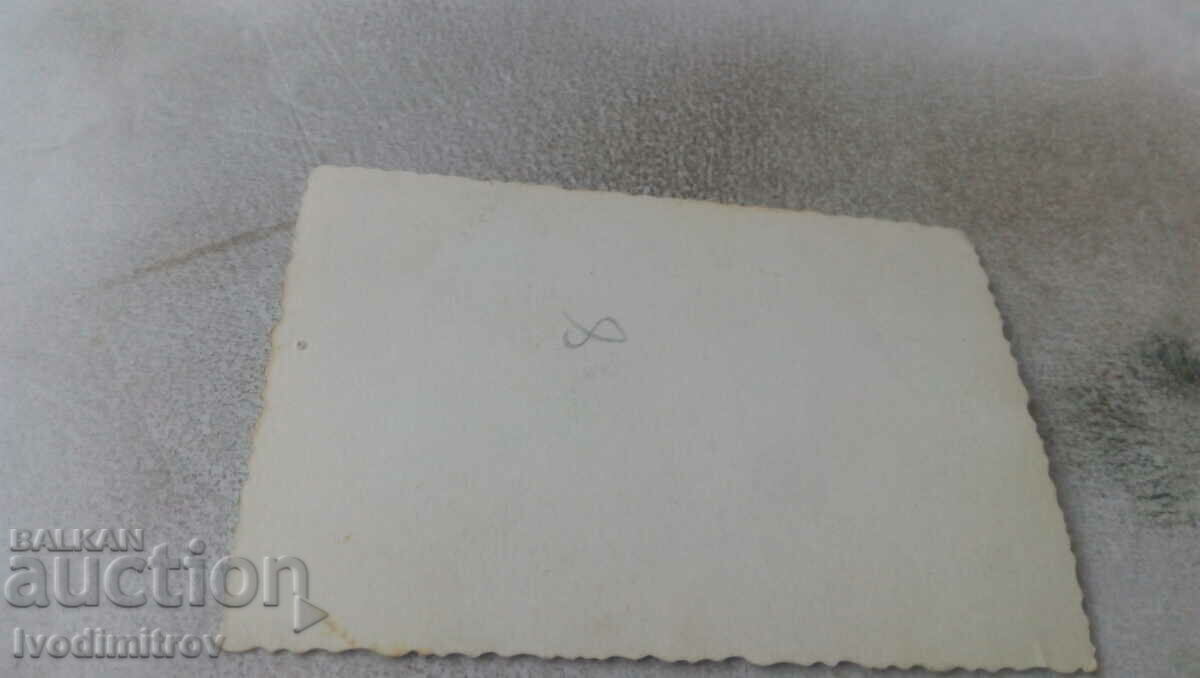 Снимка Младо момиче на душовете на плажа с цена 2.35 лв. | € 1.20 Снимка Младо момиче на душовете на плажа с цена 2.35 лв. | € 1.20