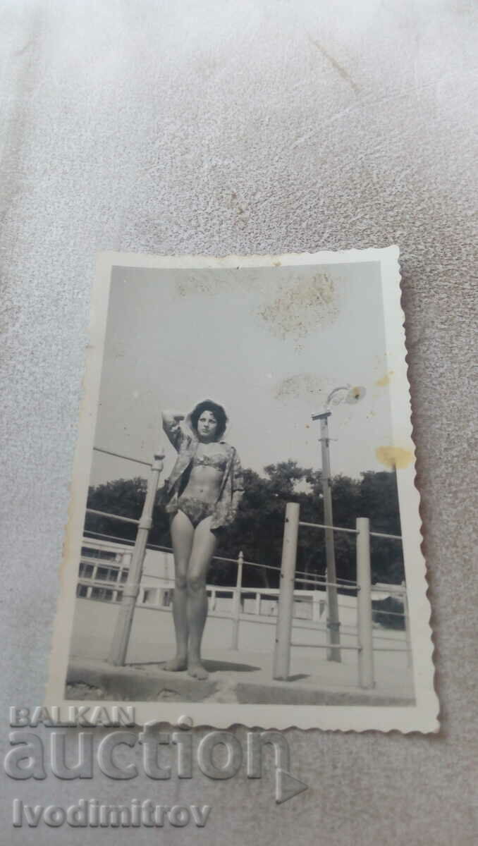 Снимка Младо момиче на душовете на плажа