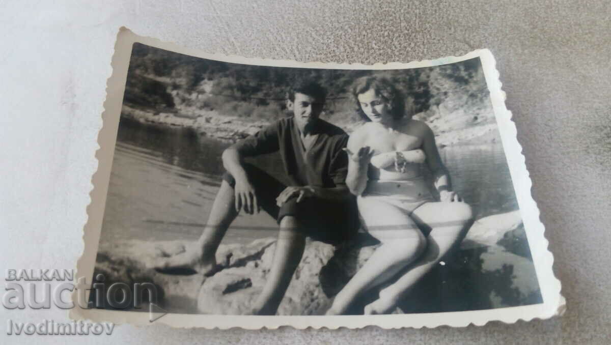 Φωτογραφία Νεαρός άνδρας και γυναίκα σε έναν απότομο βράχο πάνω από τη θάλασσα