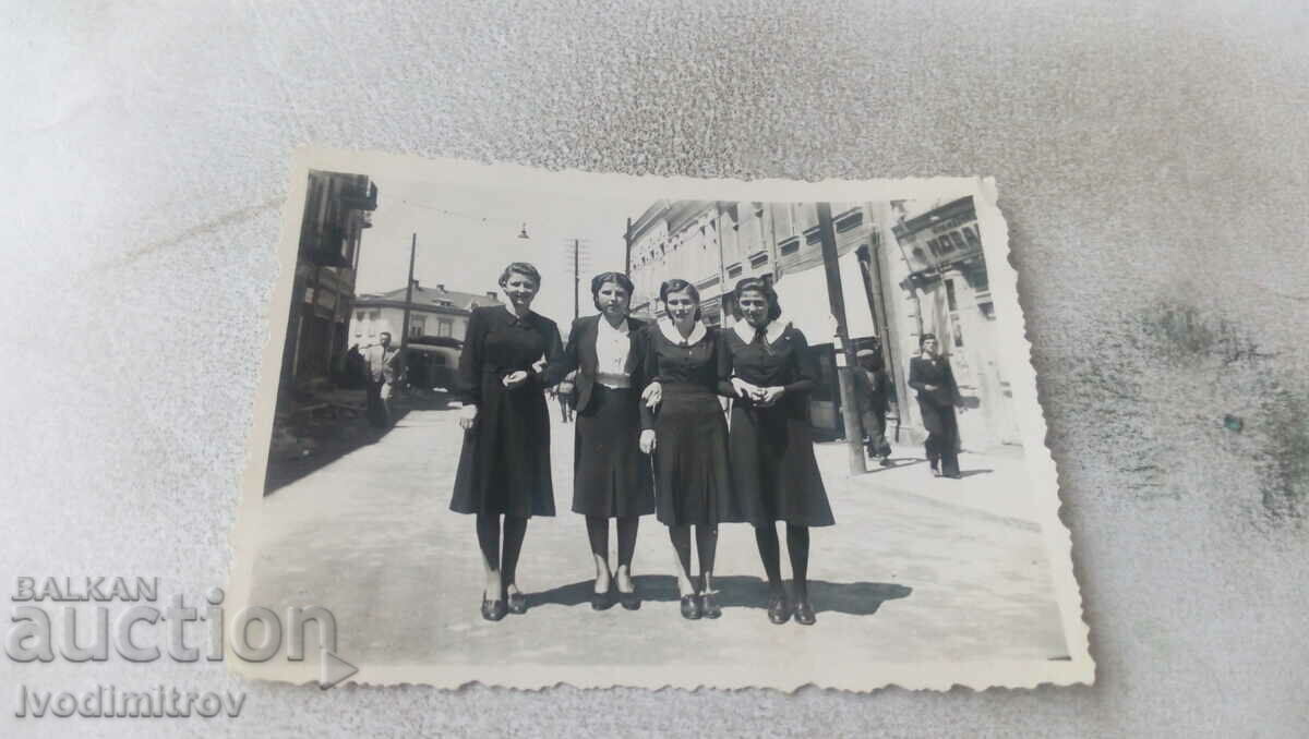 Φωτογραφία Τέσσερα νεαρά κορίτσια στο δρόμο τους για τα Διπλώματα