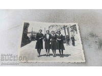 Fotografie Patru fete tinere în drum spre Diplome