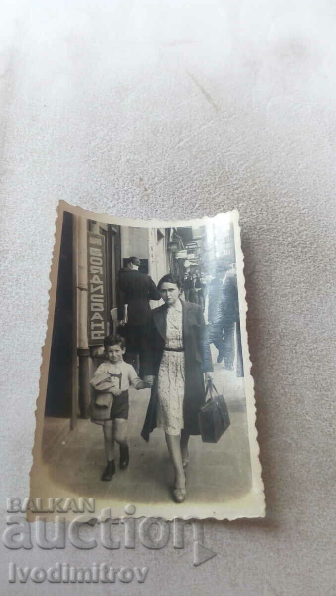 Fotografie Sofia Femeie și băiat la plimbare 1940