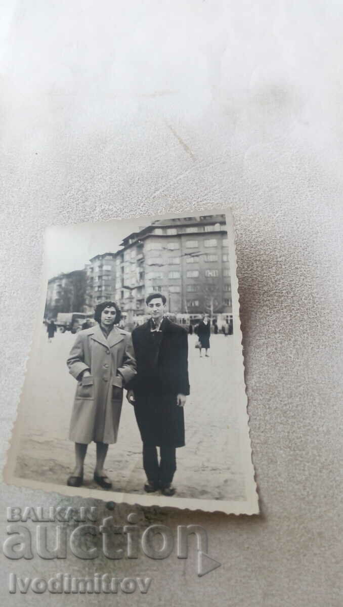 Снимка София Мъж и жена на разходка 1957