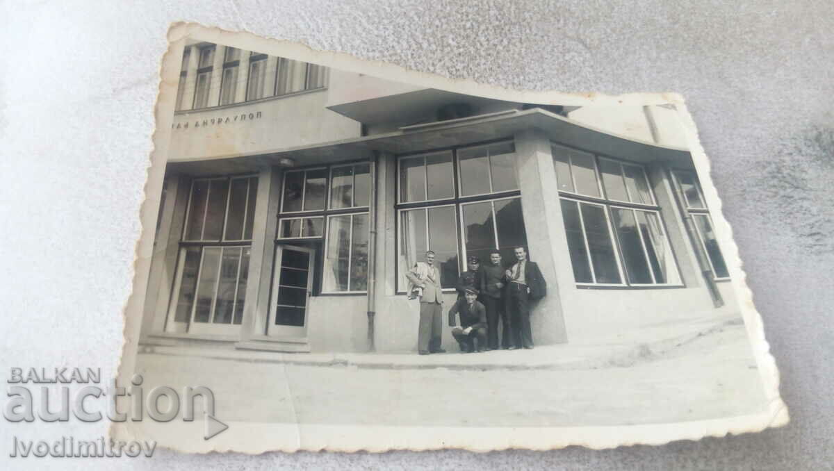 Φωτογραφία Βάρνα Πέντε άνδρες μπροστά από τη Λαϊκή Τράπεζα