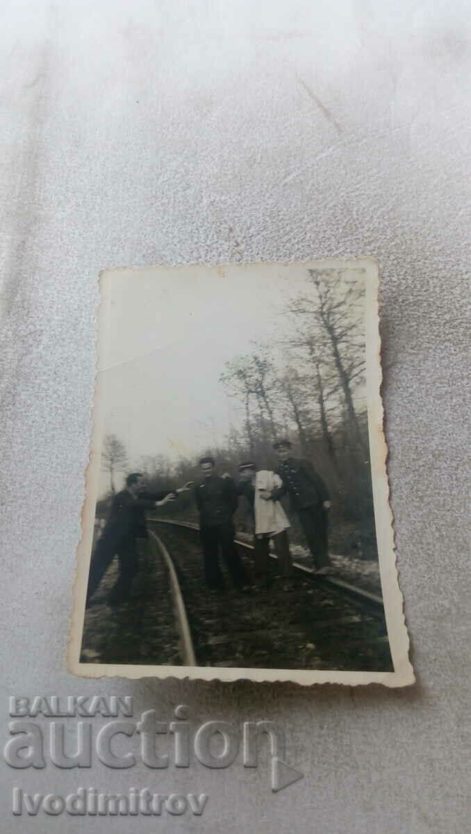 Φωτογραφία Βάρνα Τέσσερις νεαροί άνδρες σε σιδηροδρομικές γραμμές