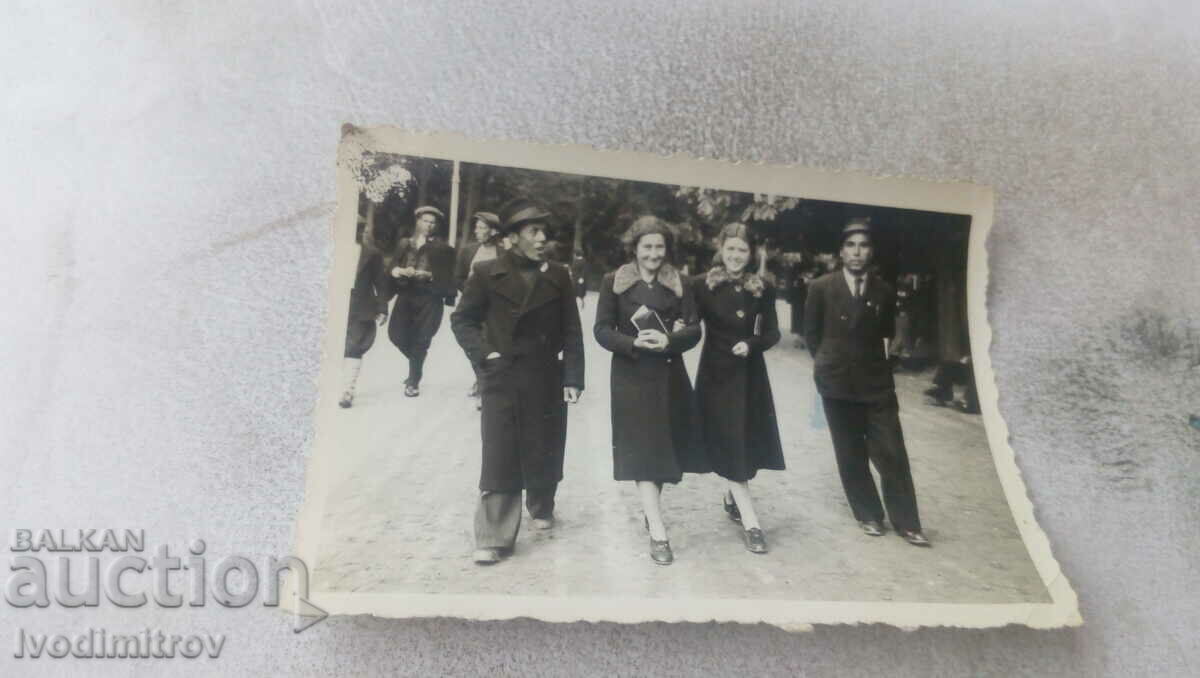 Φωτογραφία Plovdiv Δύο άνδρες και δύο νεαρά κορίτσια σε μια βόλτα