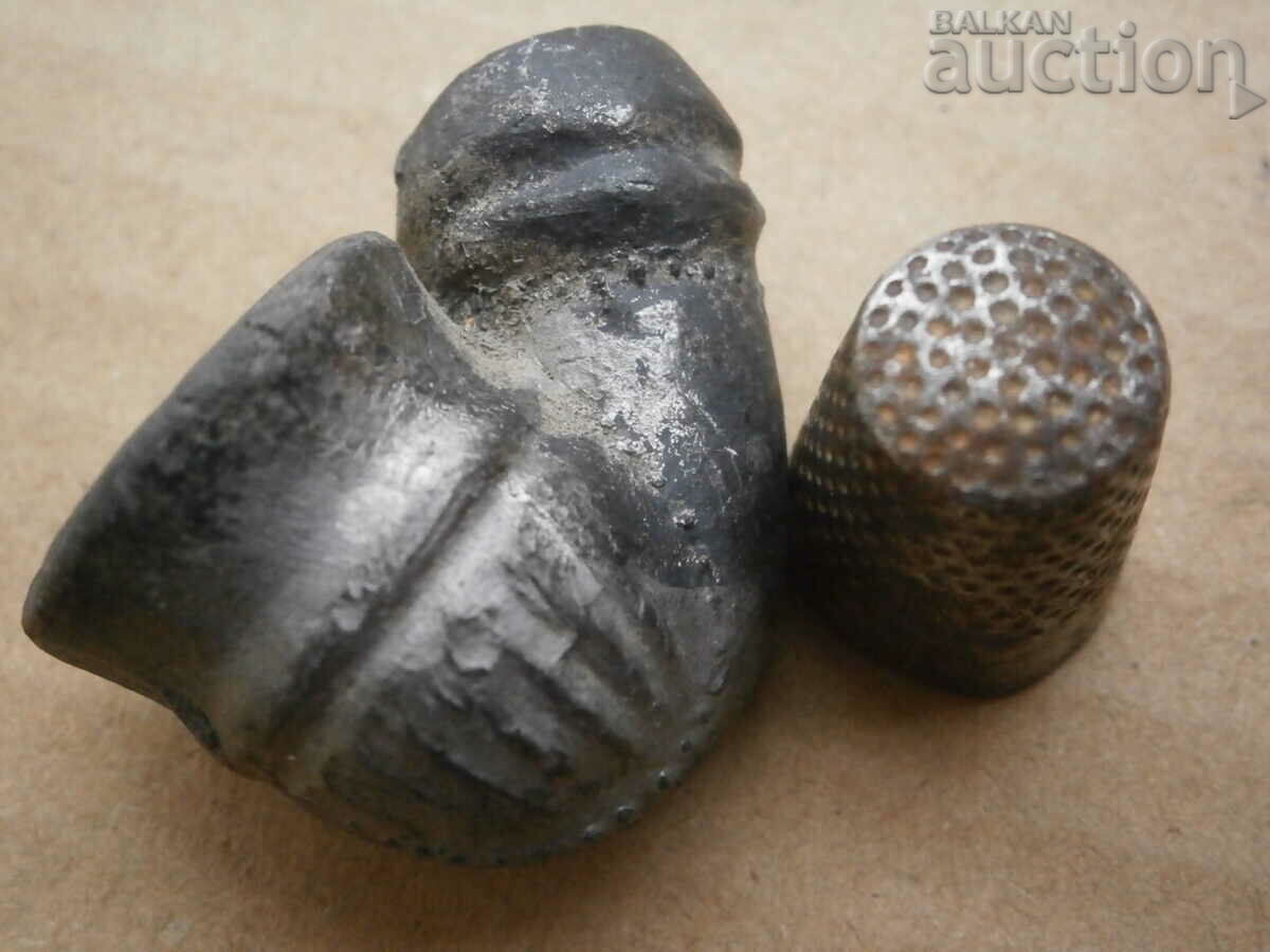 Delivery of ceramic chibuk pipe 17th century and sewing sprinkler lot Delivery of ceramic chibuk pipe 17th century and sewing sprinkler lot