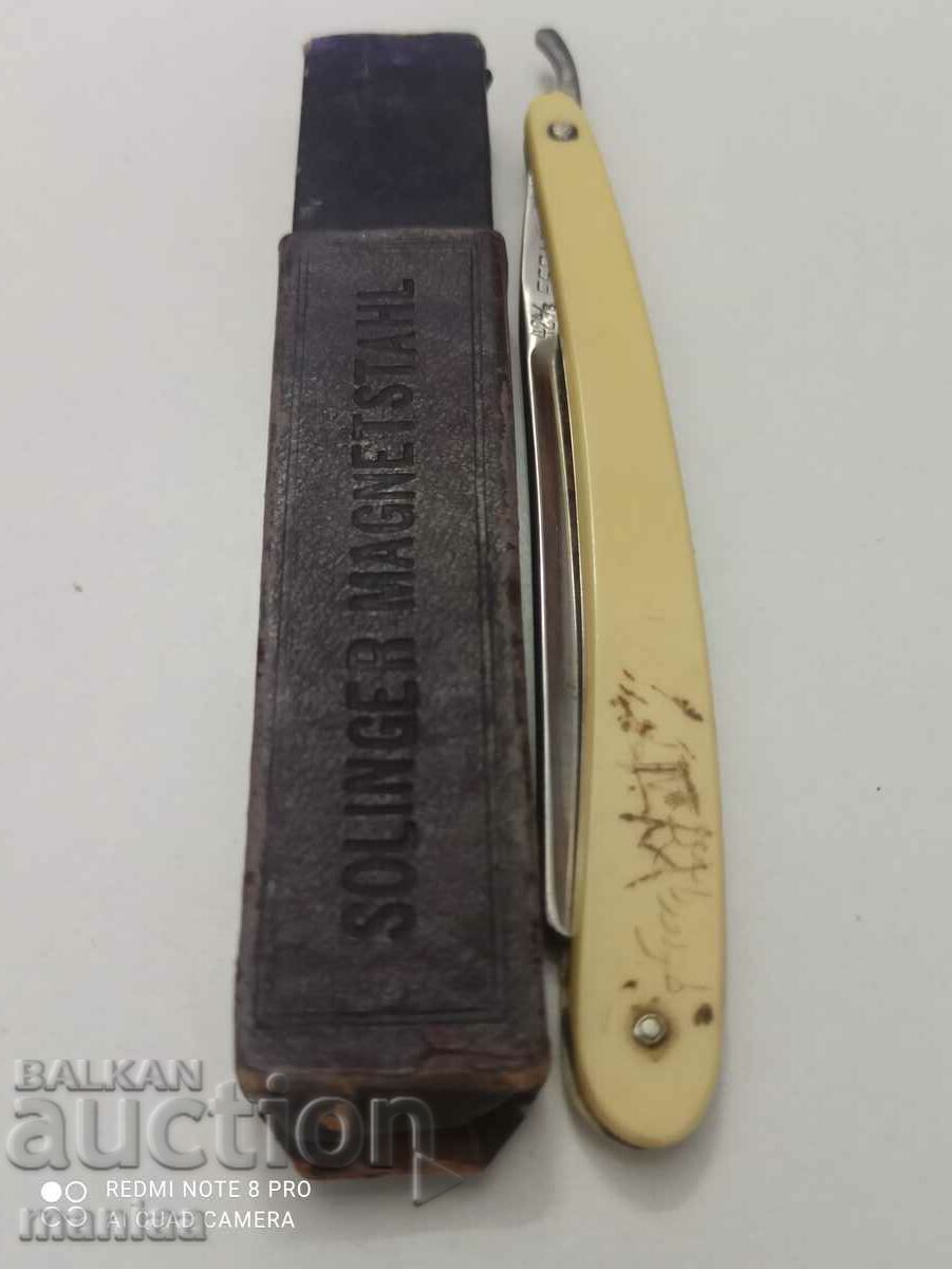 Solingen razor with bone handle and box