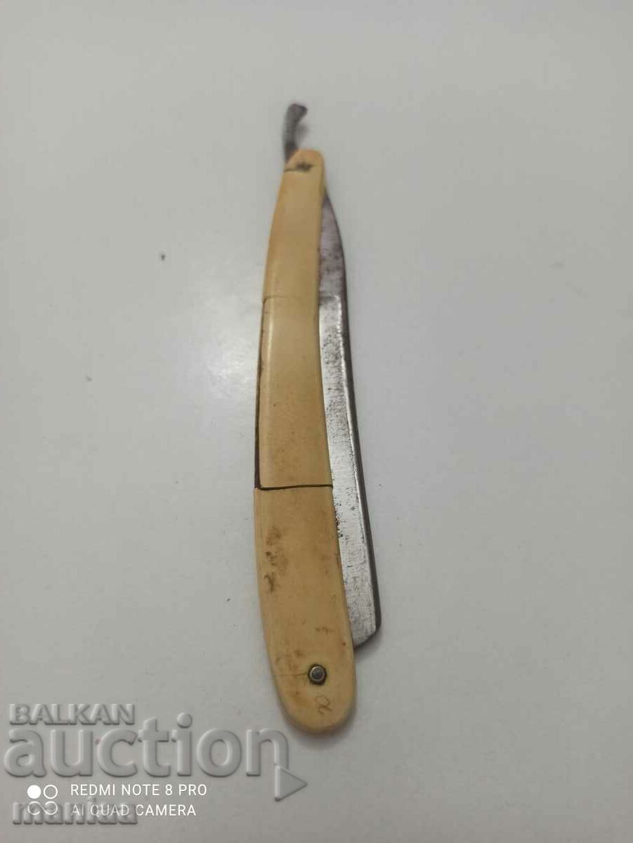 Old Ottoman Sultan razor with engravings on the handle with price 89.00 BGN | € 45.50 Old Ottoman Sultan razor with engravings on the handle with price 89.00 BGN | € 45.50