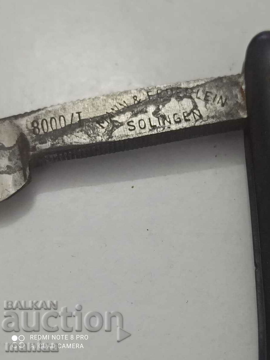 Delivery of Solingen razor in its original box Delivery of Solingen razor in its original box