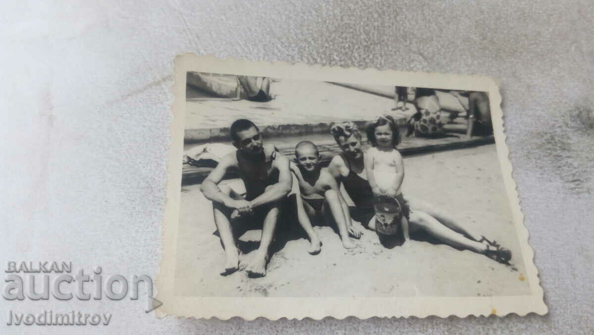 Снимка Мъж жена момченце и момиченце на плажа 1940