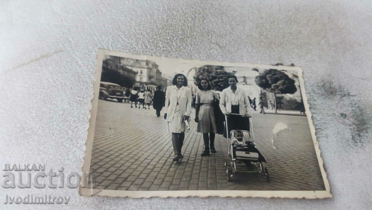 Снимка София Три жени и бебе в ретро детска количка