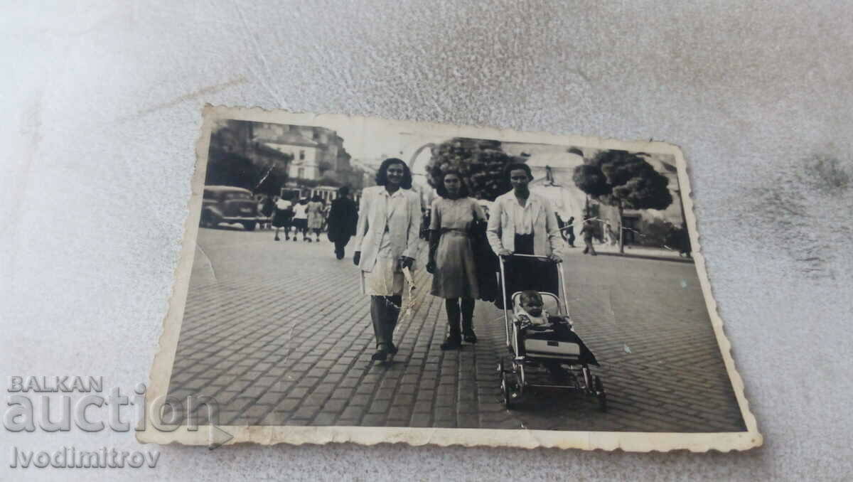 Снимка София Три жени и бебе в ретро детска количка