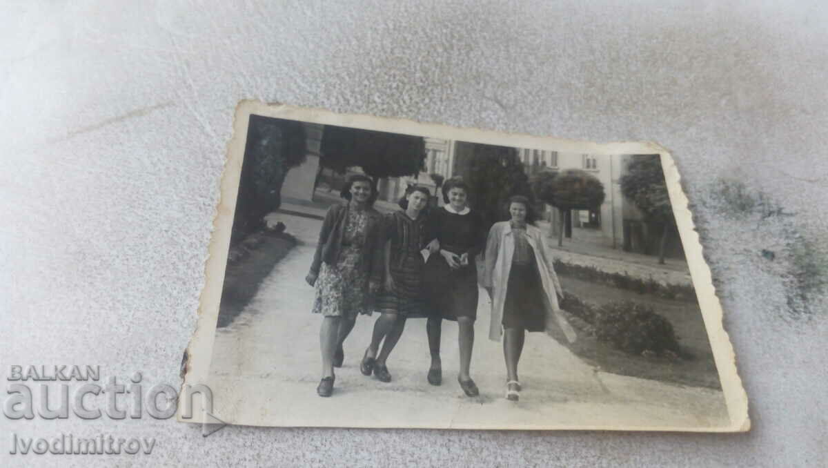 Снимка София Четири млади момичета на разходка